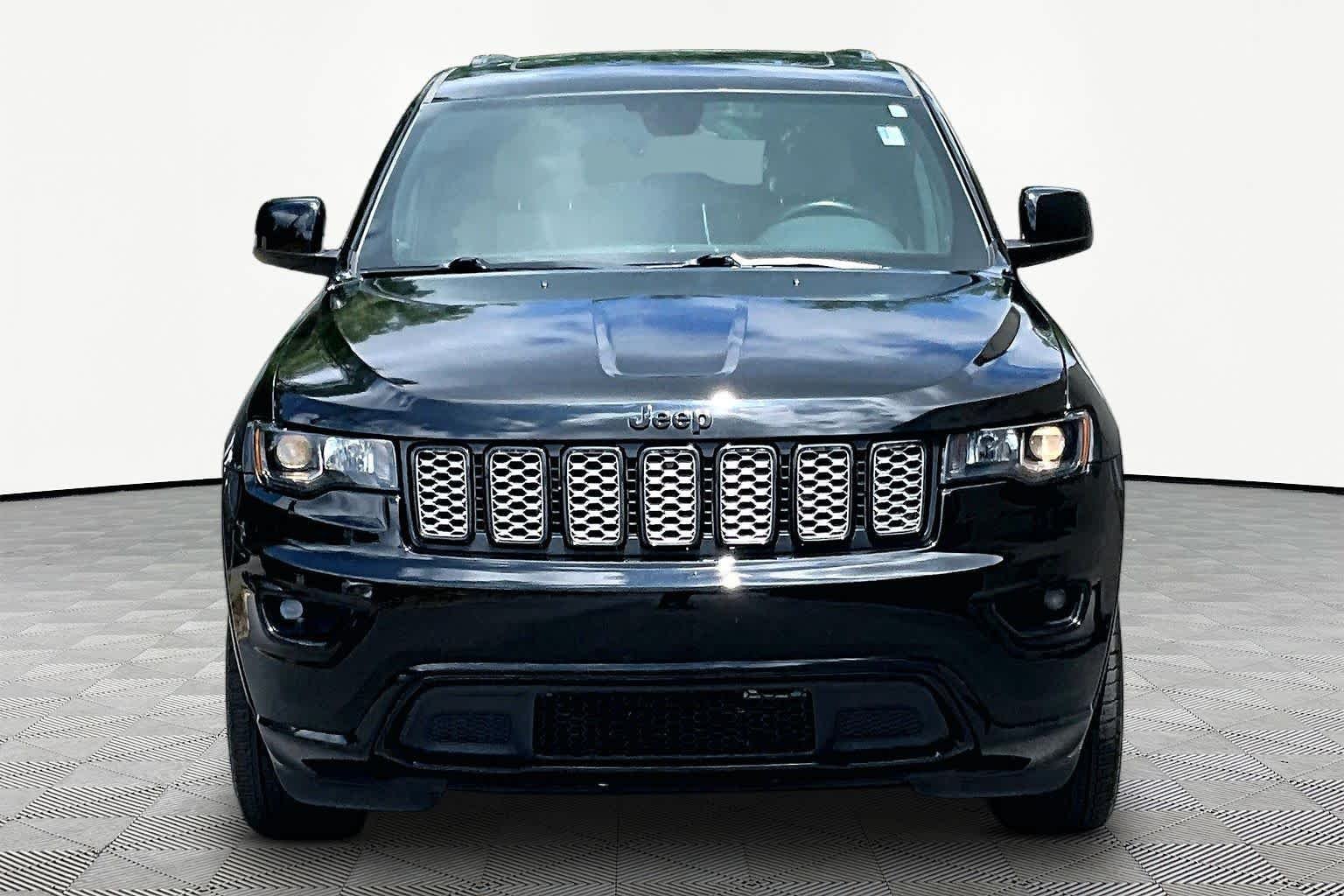 Used 2018 Diamond Black Crystal Pearlcoat Jeep Altitude image 4