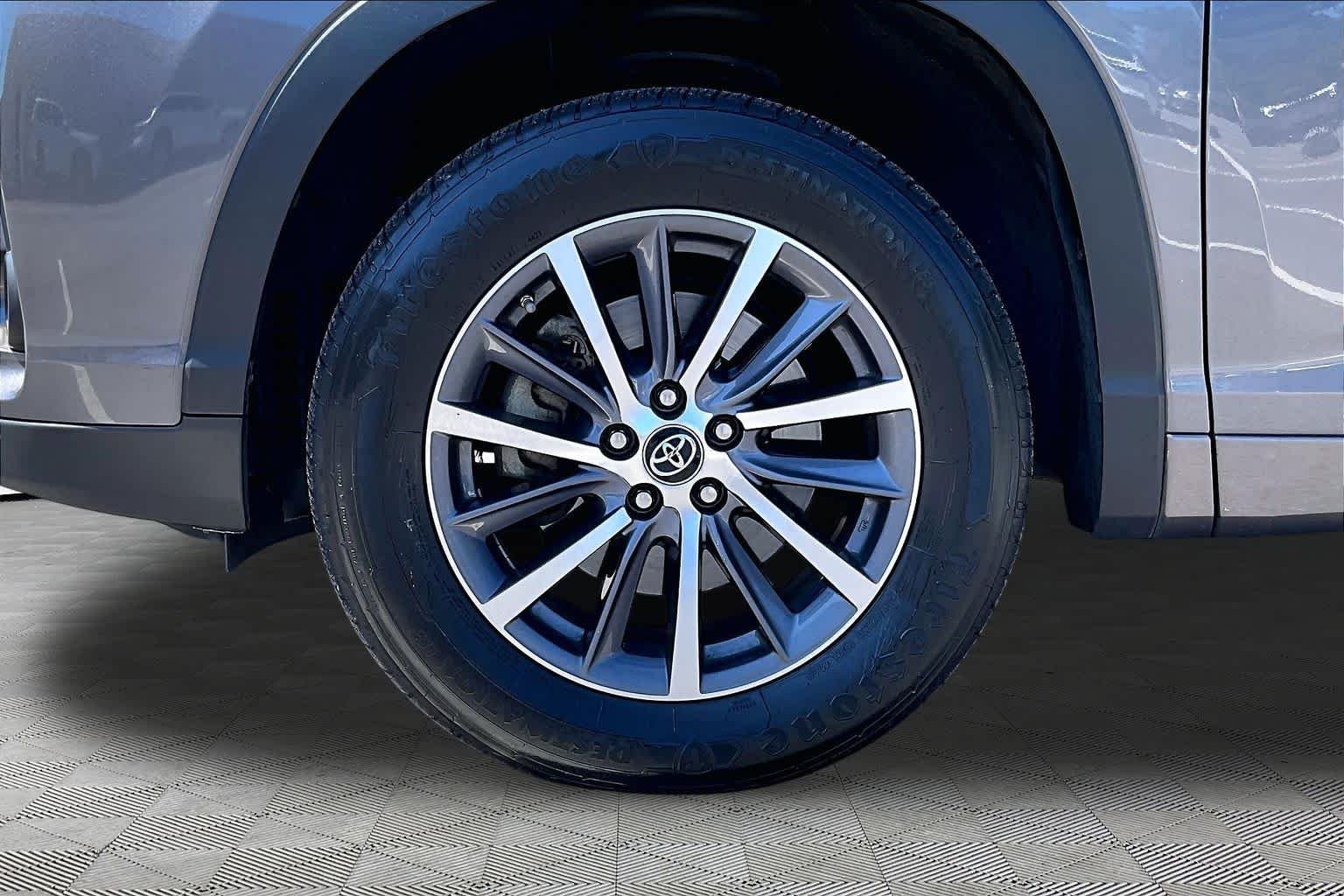 Used 2018 Predawn Gray Mica Toyota XLE image 11