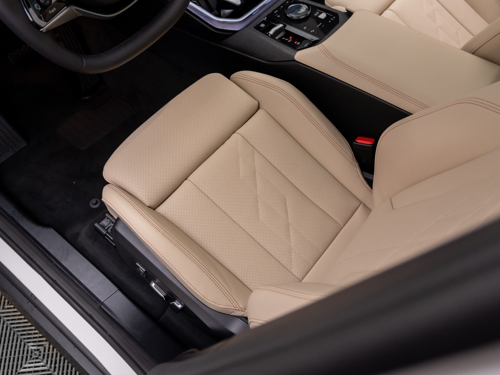 New 2026 Mineral White Metallic BMW 30 xDrive image 15