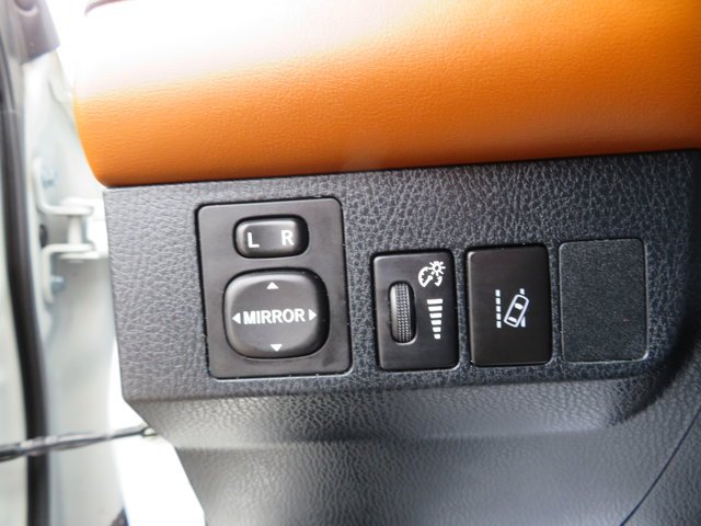 Used 2017  Toyota SE image 33