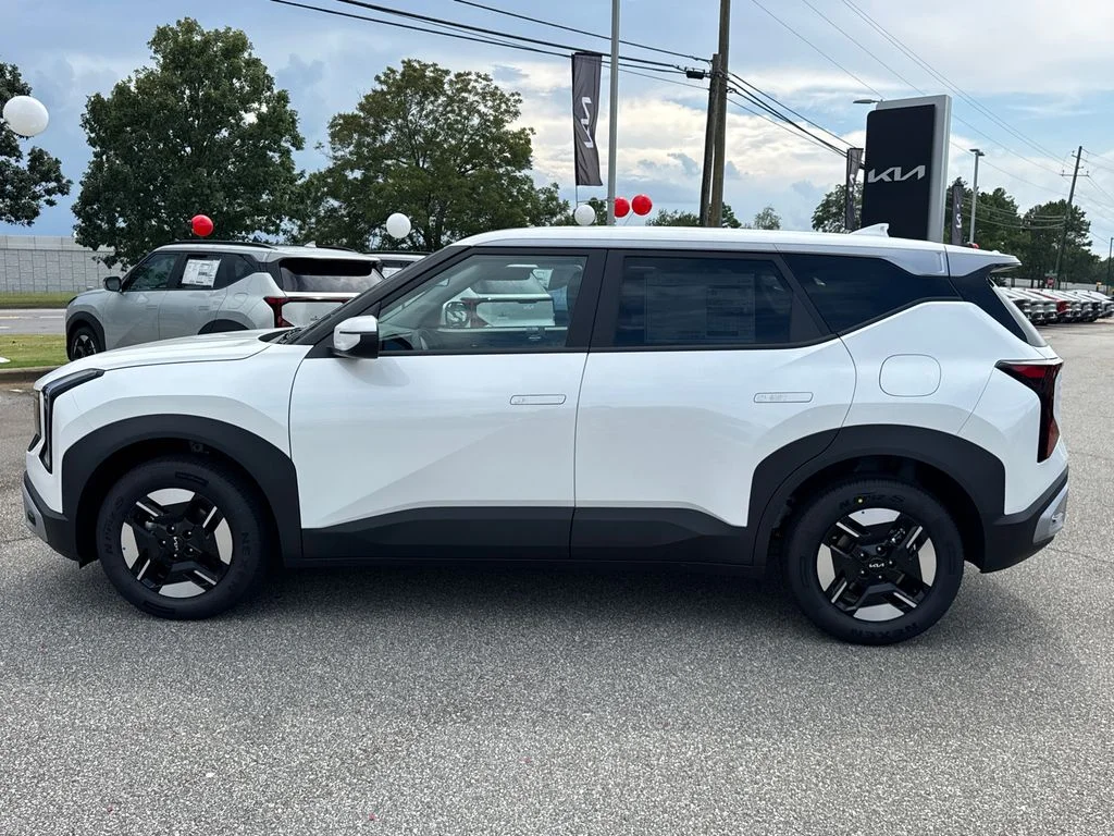 New 2027 Snow White Pearl Kia LX image 6
