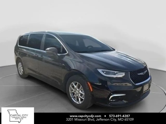 2026 Chrysler Pacifica Select's photo