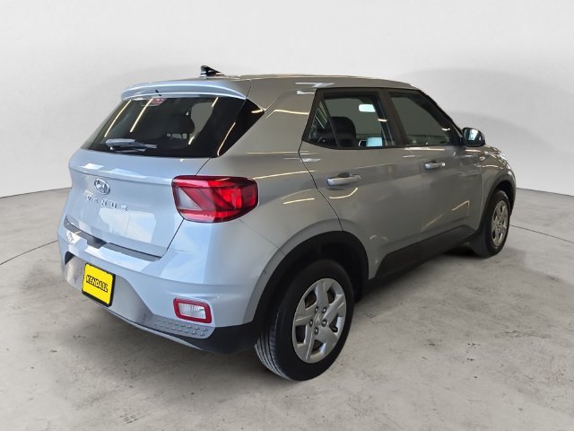 Used 2020 Silver Hyundai SE image 5