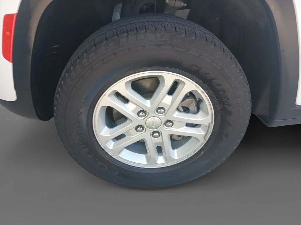 Used 2023 White Jeep Laredo image 15