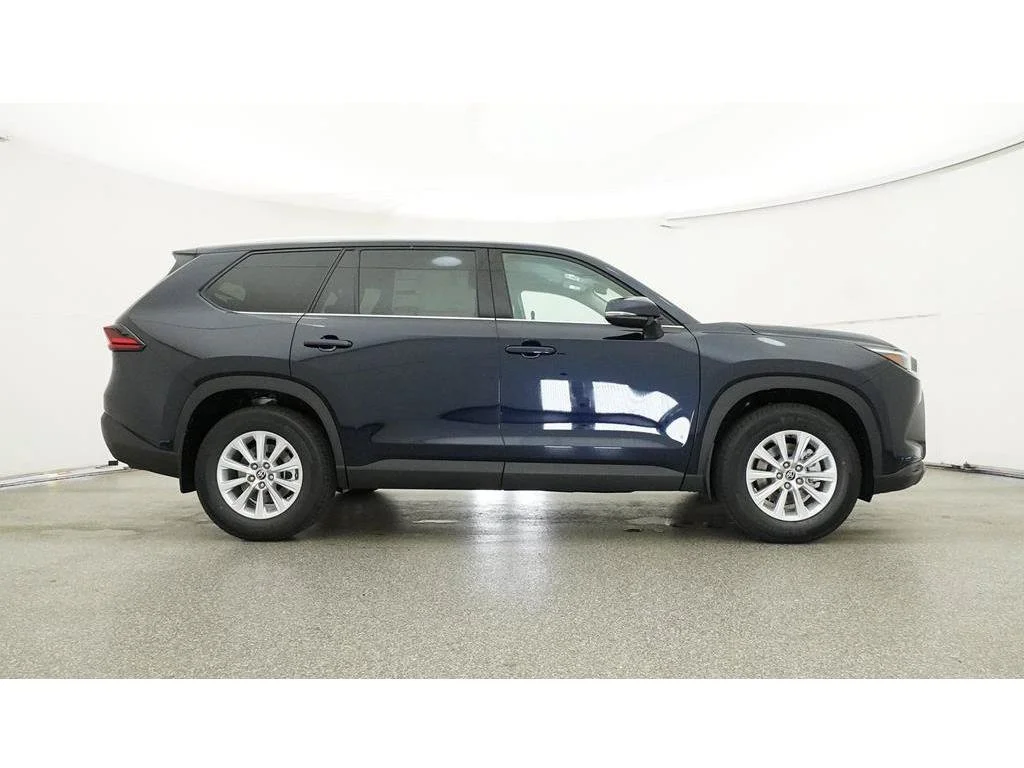 Used 2025  Toyota XLE image 33