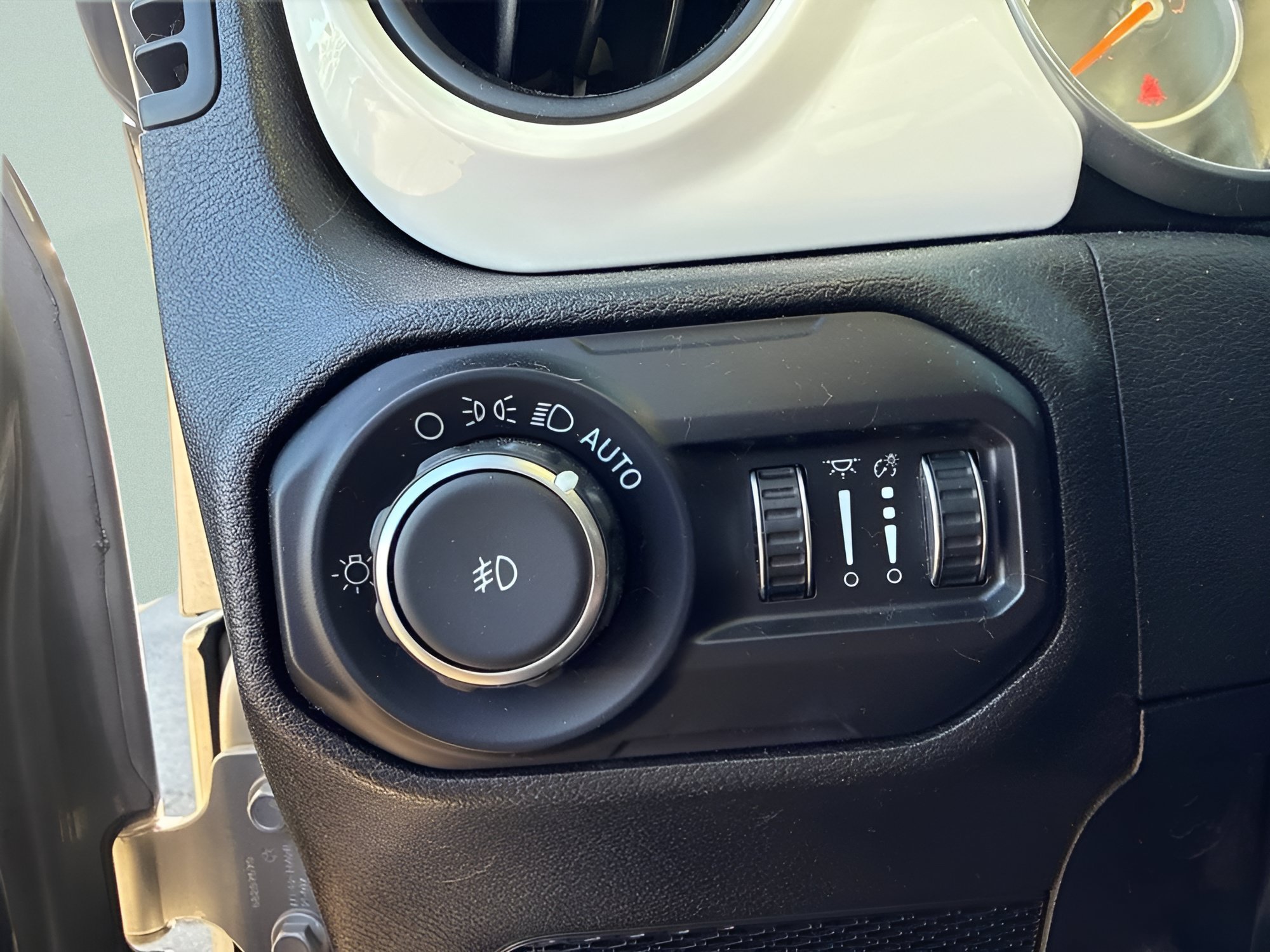 Used 2018 Billet Silver Metallic Clearcoat Jeep Unlimited Sport S image 19