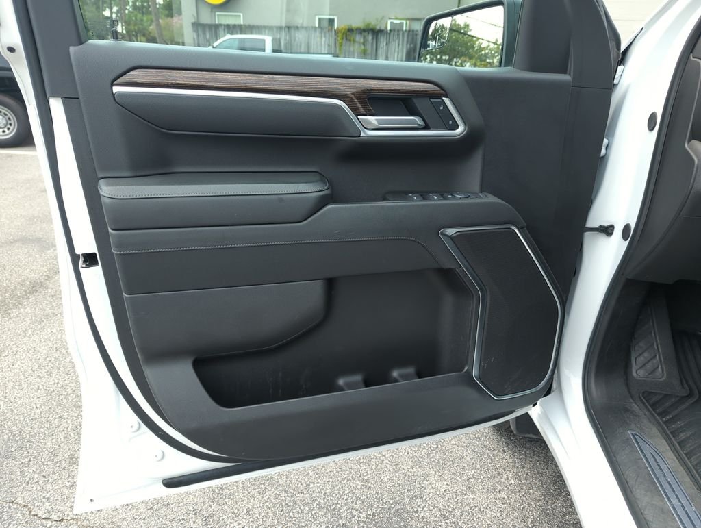 Used 2025 White GMC Elevation image 17