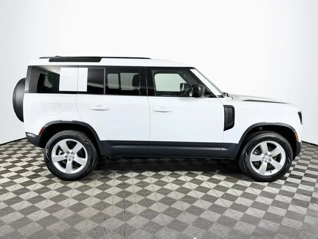 Used 2025 Fuji White Land Rover S image 4