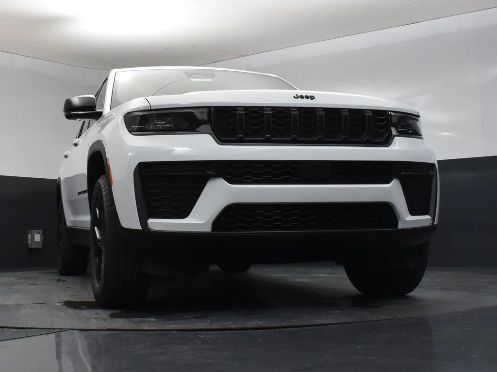 New 2026 Bright White Clear-Coat Exterior Paint Jeep Altitude image 38