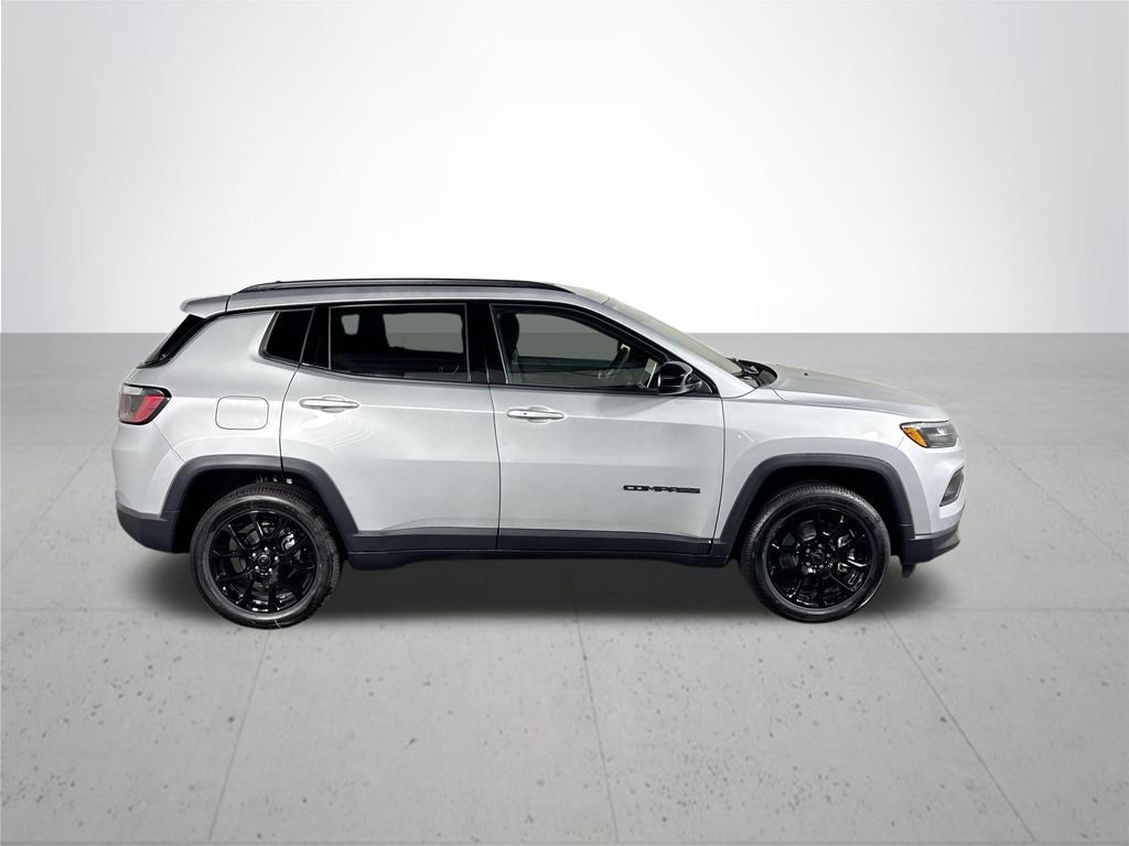 New 2026 Silver Zynith Metallic Clearcoat Jeep Latitude image 5