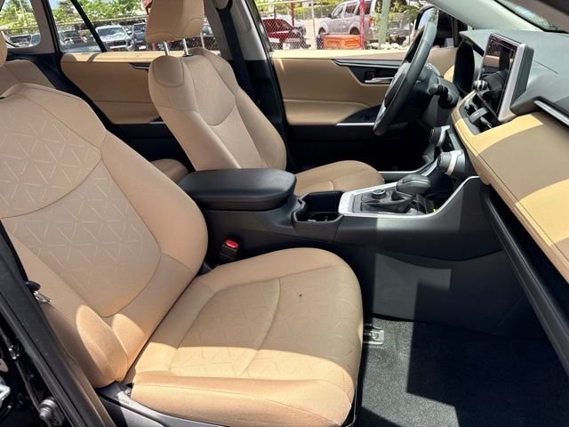 2025 Toyota RAV4 XLE - Photo 14