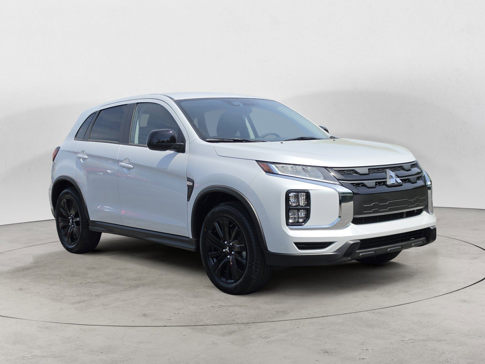New 2026 White Diamond Mitsubishi LE image 2