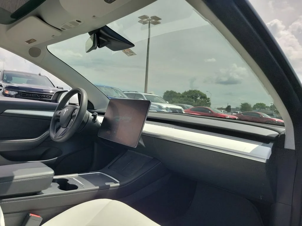 Used 2022 White Tesla RWD image 27