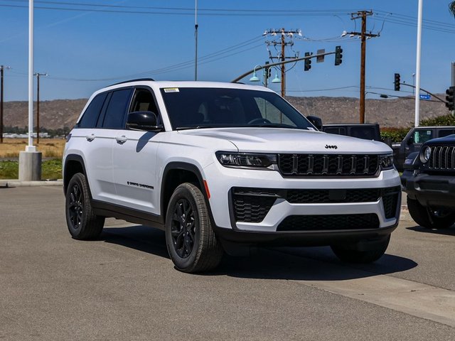 2026 Jeep Grand Cherokee Laredo Altitude