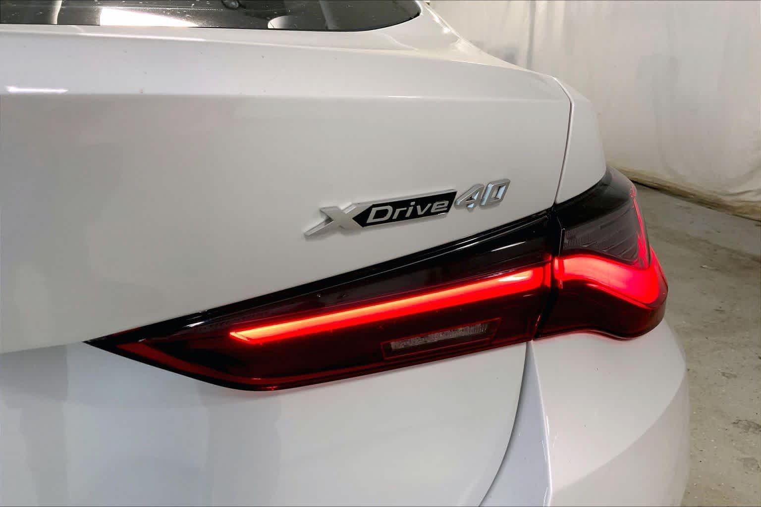 New 2026 Mineral White Metallic BMW xDrive40 image 15