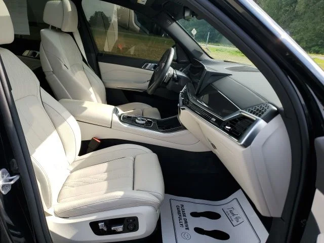 Used 2025 Black BMW M60i image 21