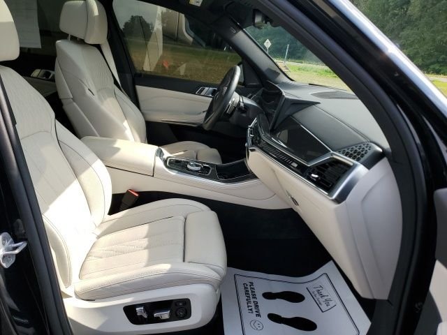Used 2025 Black BMW M60i image 21