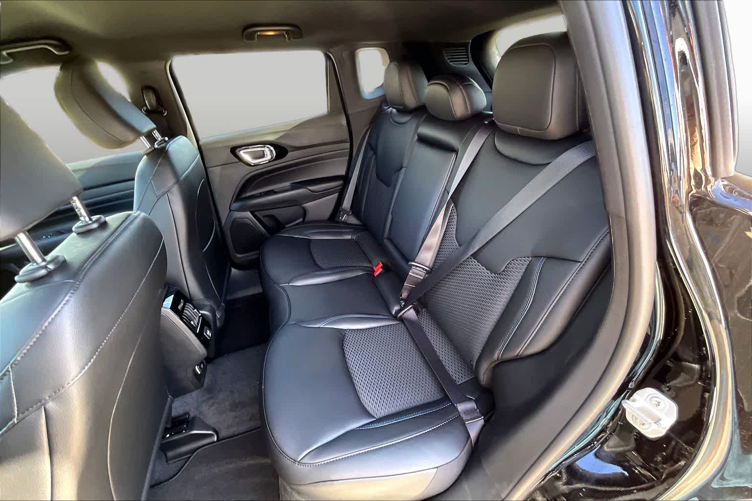 New 2026 Diamond Black Crystal Pearlcoat Jeep Latitude image 21