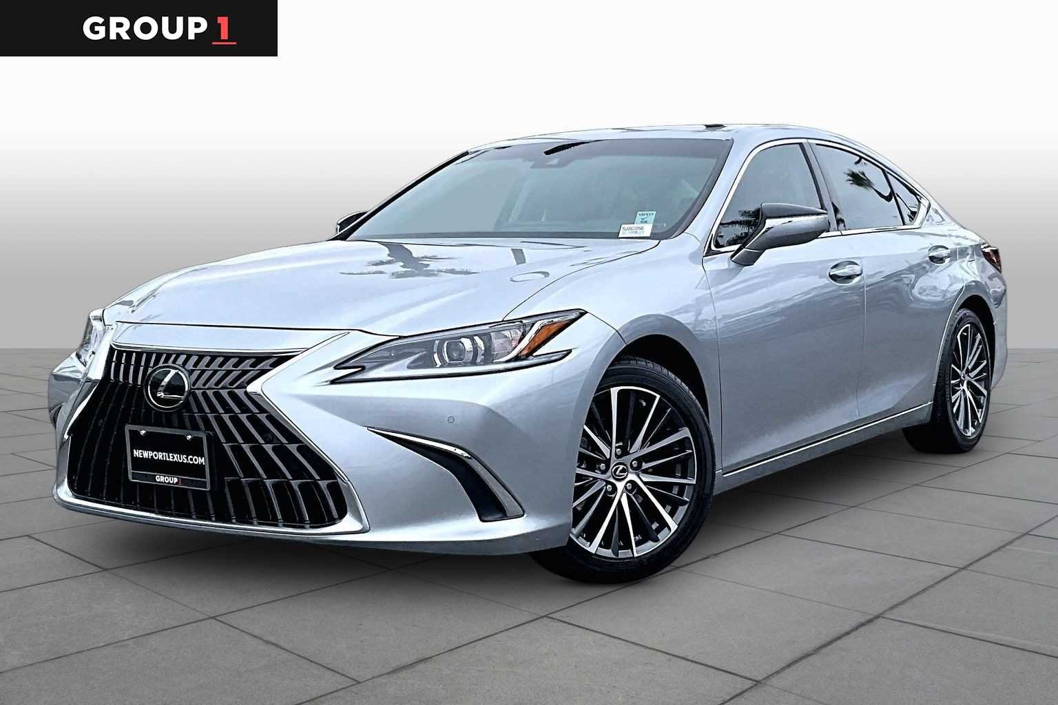 2025 Lexus ES 300h 300h's photo