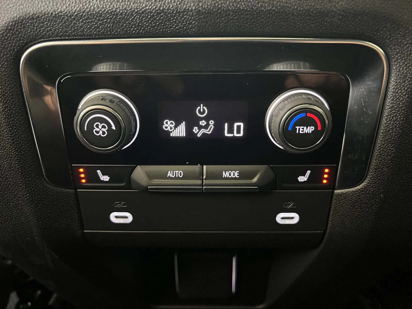 Used 2024 Summit White Chevrolet Z71 image 22