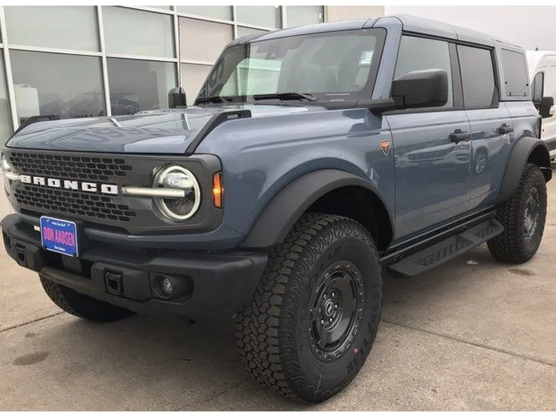 New 2025 Azure Gray Metallic Tri-Coat Ford Badlands® image 3