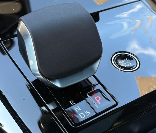 New 2026 Ostuni Pearl White Land Rover Dynamic SE image 28