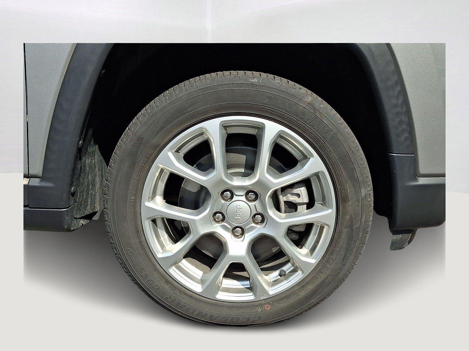 Used 2023 Billet Silver Metallic Clearcoat Jeep Latitude Lux image 8