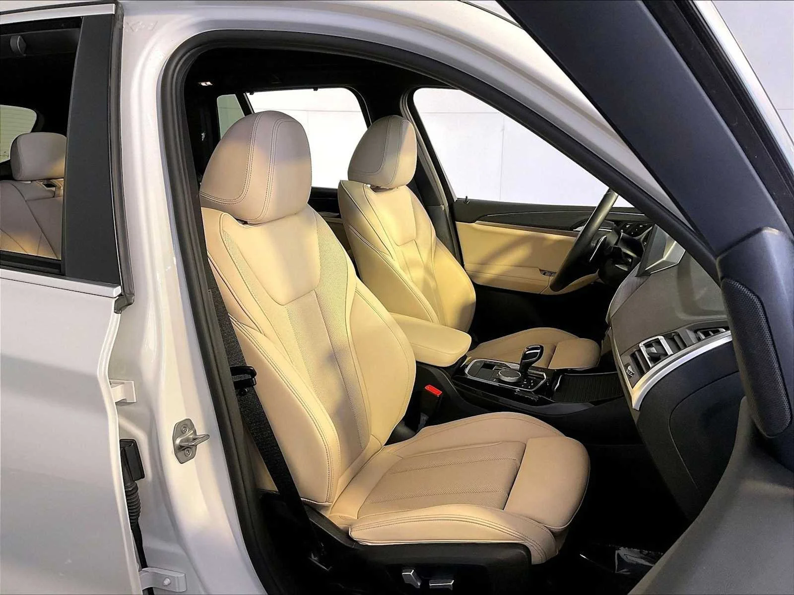Used 2023 Mineral White Metallic BMW xDrive30i image 18