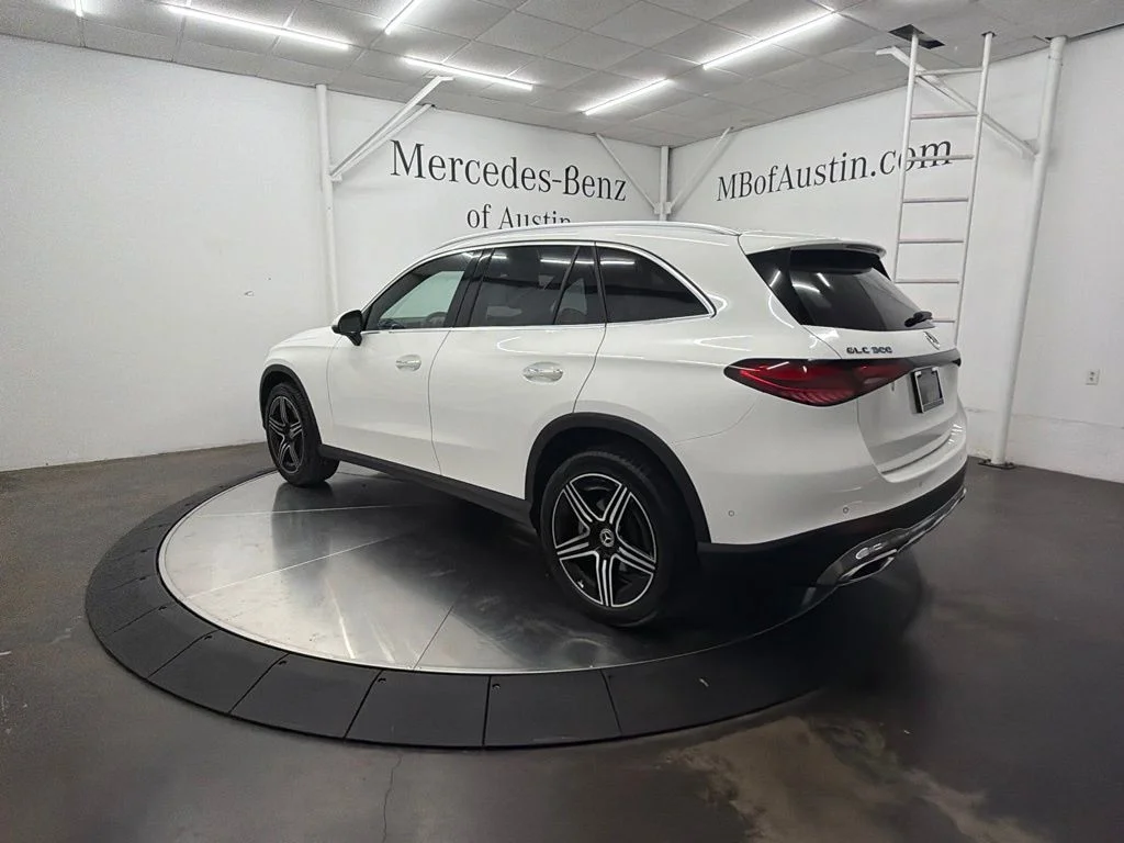 New 2027 White Mercedes-Benz GLC 300 image 5