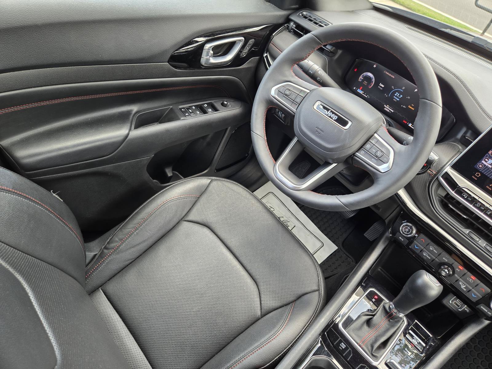 Used 2025 Diamond Black Crystal Pearlcoat Jeep Trailhawk image 16