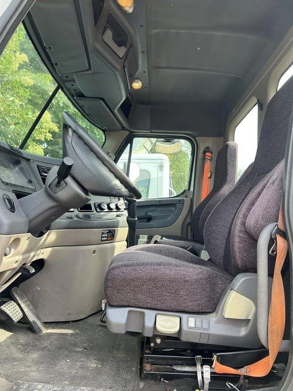 Used 2015  Freightliner Day-Cab image 6