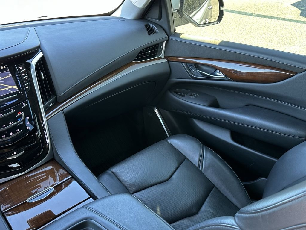 Used 2020 Silver Cadillac Luxury image 18