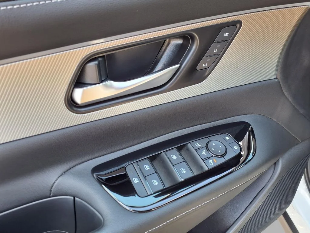 Used 2026 White Nissan Platinum image 19