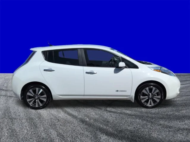 Used 2015 Glacier White Nissan SV image 3