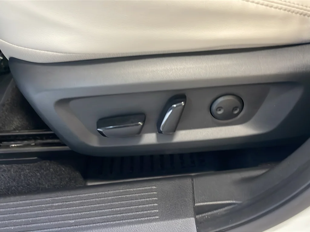 Used 2022 White Nissan SL image 18