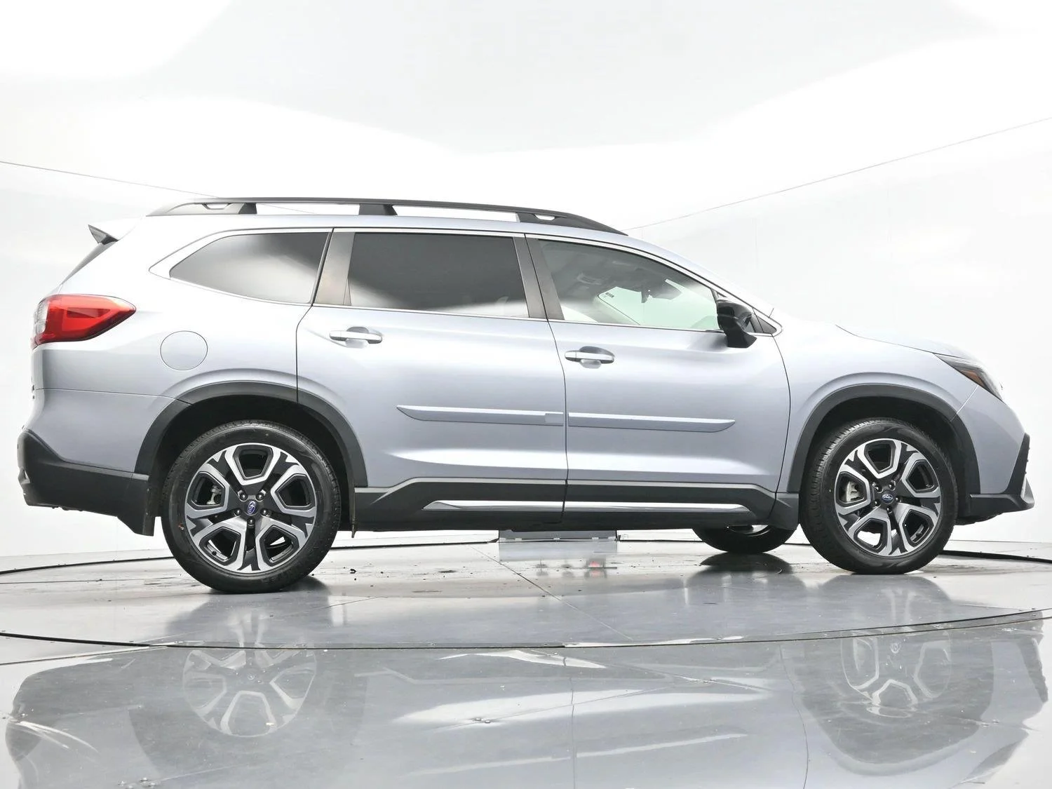Used 2024 Ice Silver Metallic Subaru Limited image 58