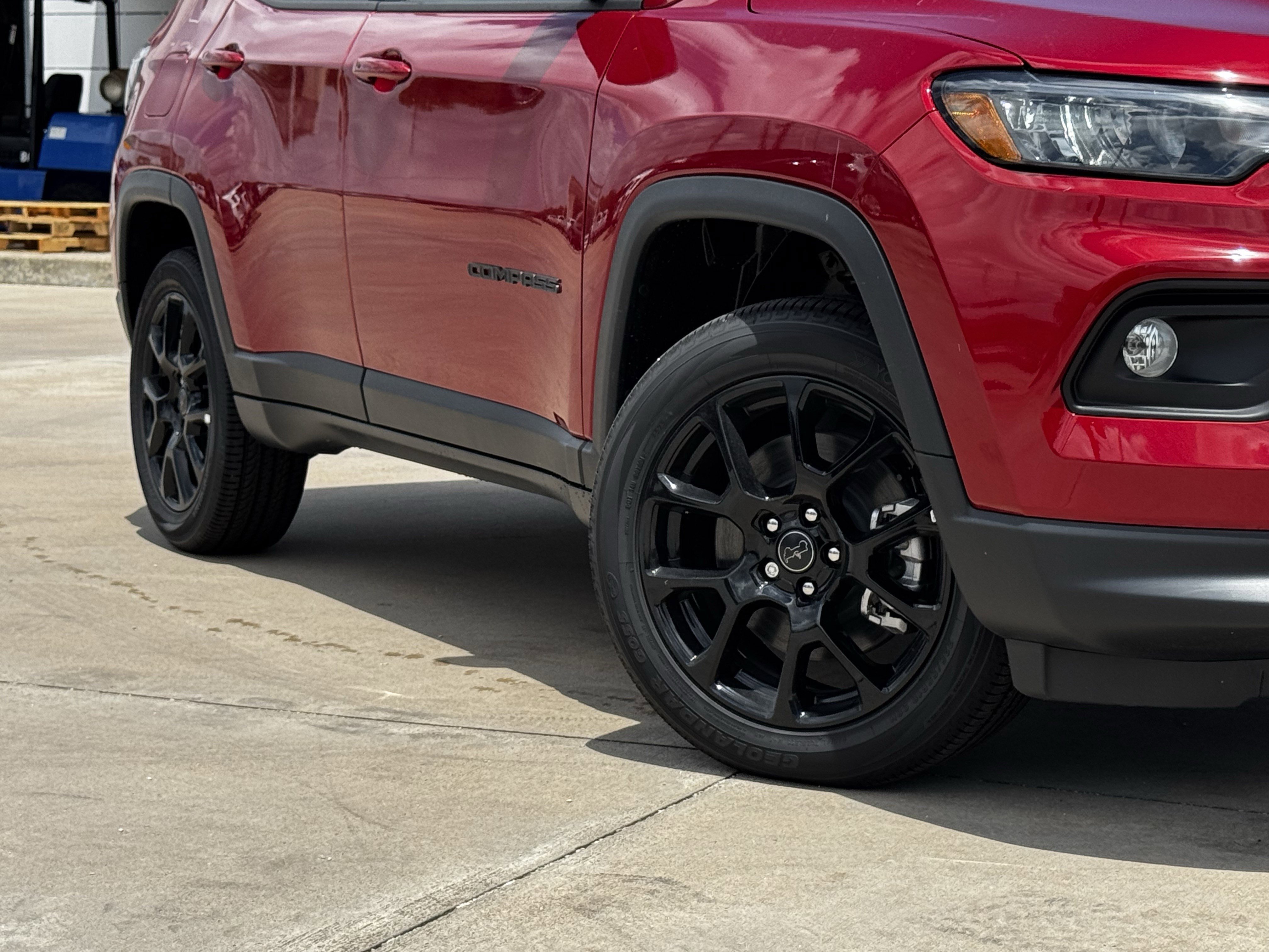 New 2026 Red Hot Pearl-Coat Exterior Paint Jeep Latitude Altitude image 11