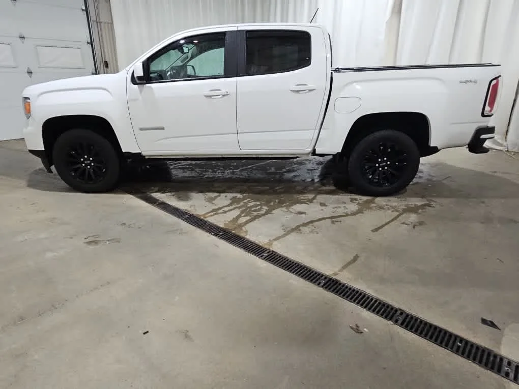 Used 2022 Summit White GMC 4WD Elevation image 4
