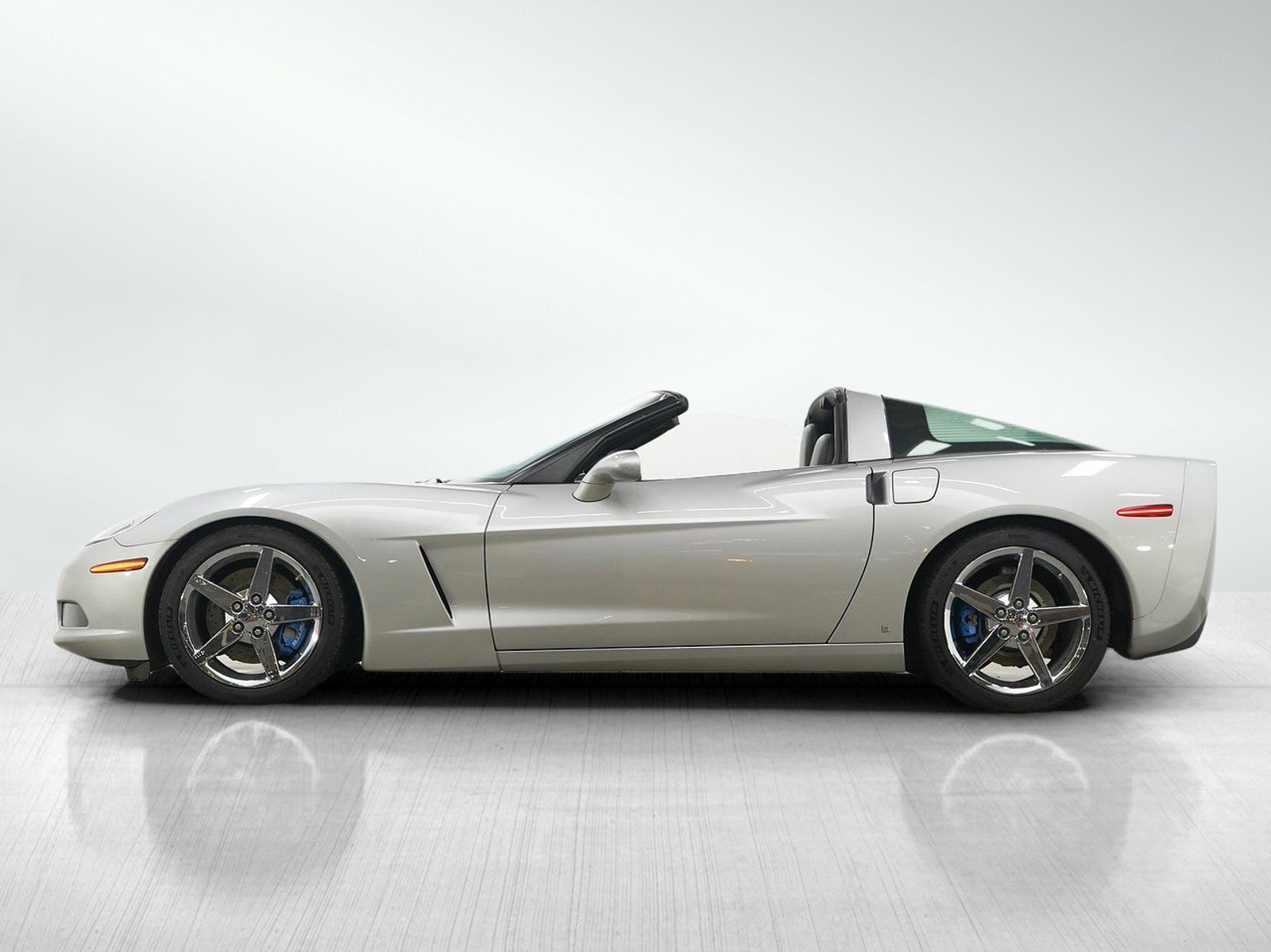 Used 2007 Chevrolet Corvette Base with VIN 1G1YY26U075102132 for sale in Burnsville, Minnesota