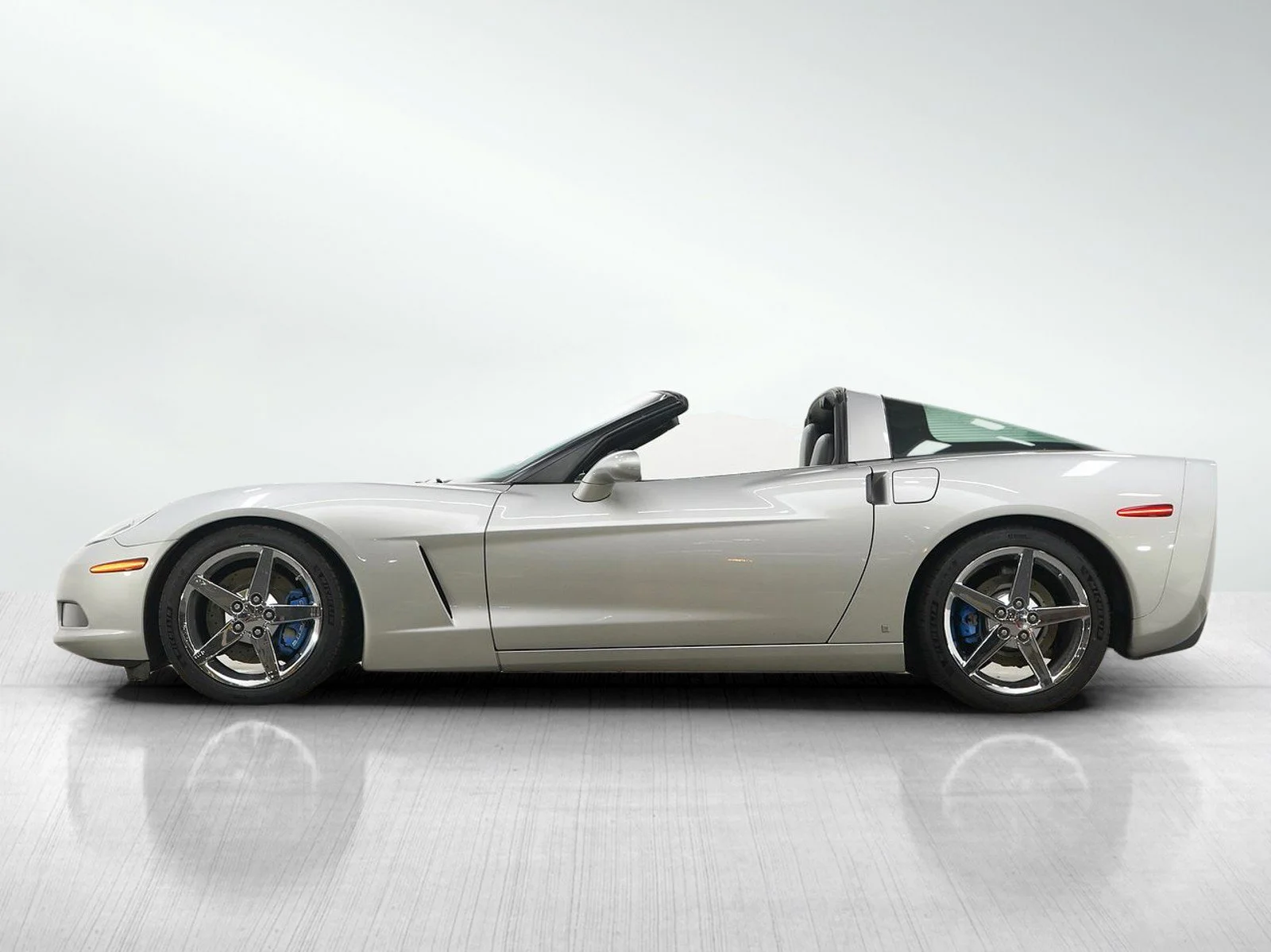Used 2007 Chevrolet Corvette Base with VIN 1G1YY26U075102132 for sale in Burnsville, Minnesota