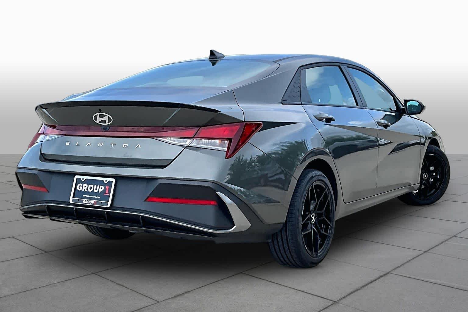 Used 2025 Amazon Gray Hyundai SEL Sport image 12