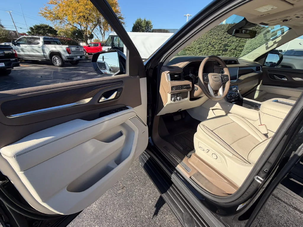 2023 GMC Yukon Denali - Photo 25