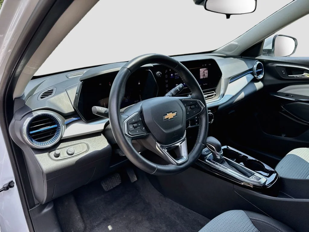 2025 Chevrolet Trax LT - Photo 10