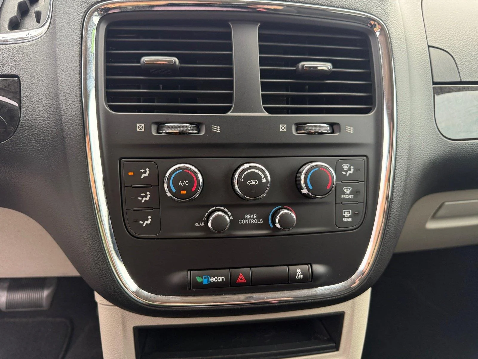 Used 2019 Granite Pearlcoat Dodge SE image 12