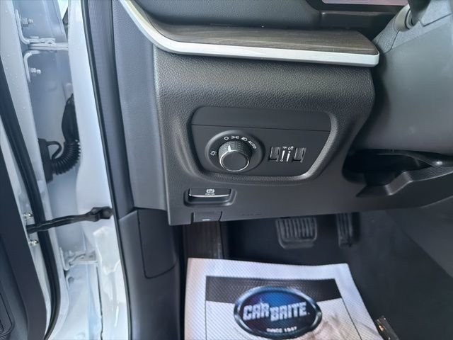 New 2026 Bright White Clear-Coat Exterior Paint Jeep Altitude image 13