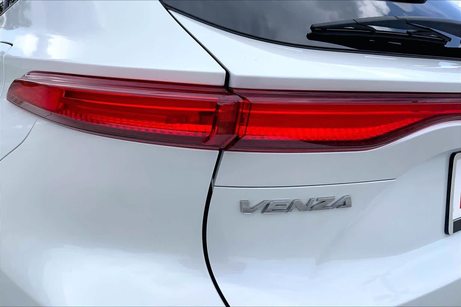 Used 2024 Wind Chill Pearl Toyota XLE image 28