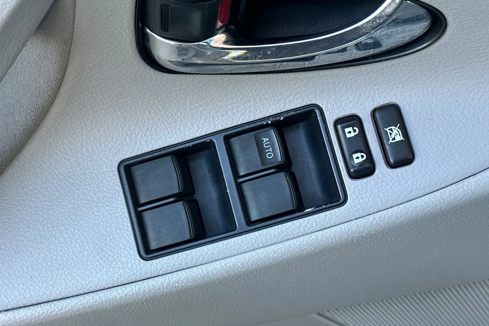 Used 2007 Silver Toyota LE image 19