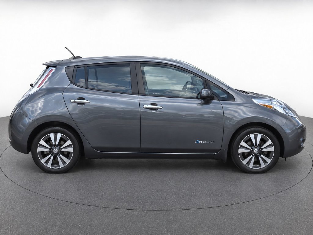 Used 2015 Gray Nissan SV image 8