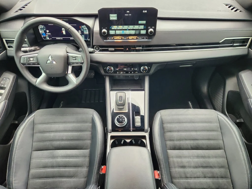 Used 2024  Mitsubishi SE Black Edition image 25