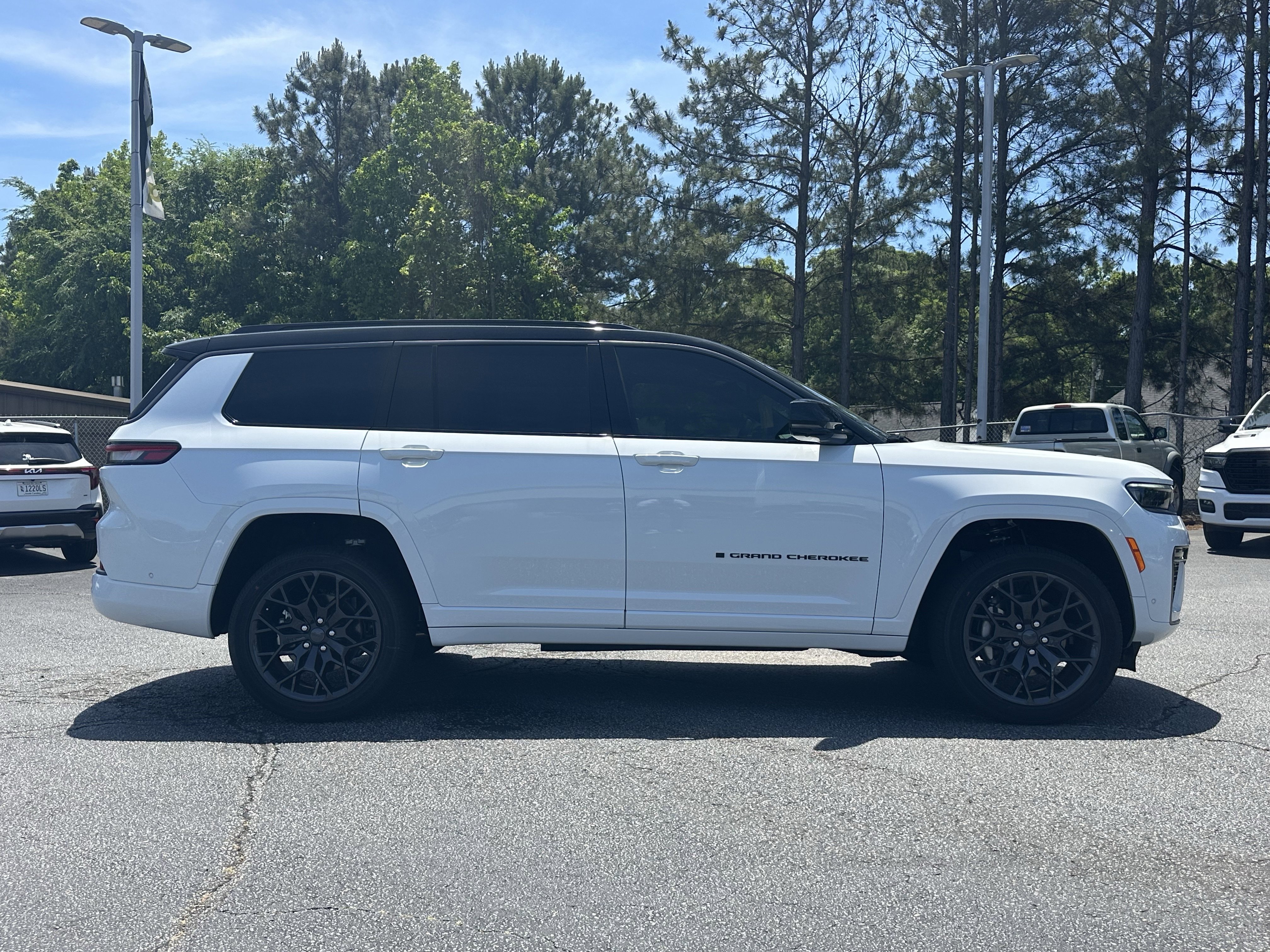 New 2026 Bright White Clear-Coat Exterior Paint Jeep Summit image 9
